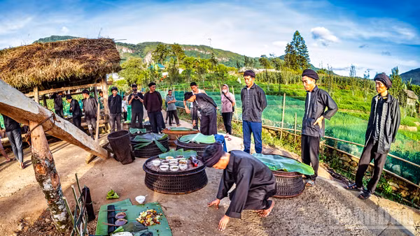 Thầy cúng thực hiện nghi lễ cầu mùa, cầu an – trung tâm của lễ hội Khô Già Già.