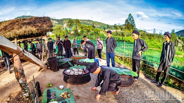 Thầy cúng thực hiện nghi lễ cầu mùa, cầu an – trung tâm của lễ hội Khô Già Già.