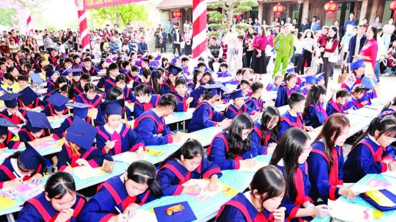 Hàng trăm học sinh dự Lễ hội khai bút Xuân Bính Ngọ 2026 tổ chức tại Di tích quốc gia đặc biệt Khu tưởng niệm các vua nhà Mạc.