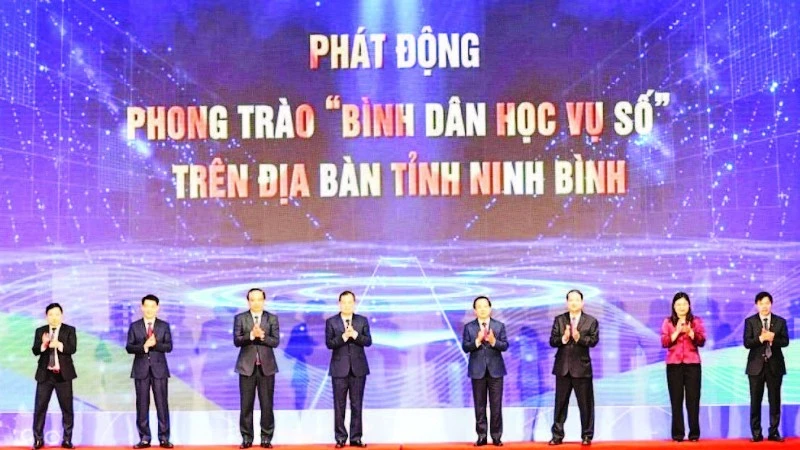 Nghi thức bấm nút phát động Phong trào “Bình dân học vụ số” trên địa bàn tỉnh Ninh Bình.