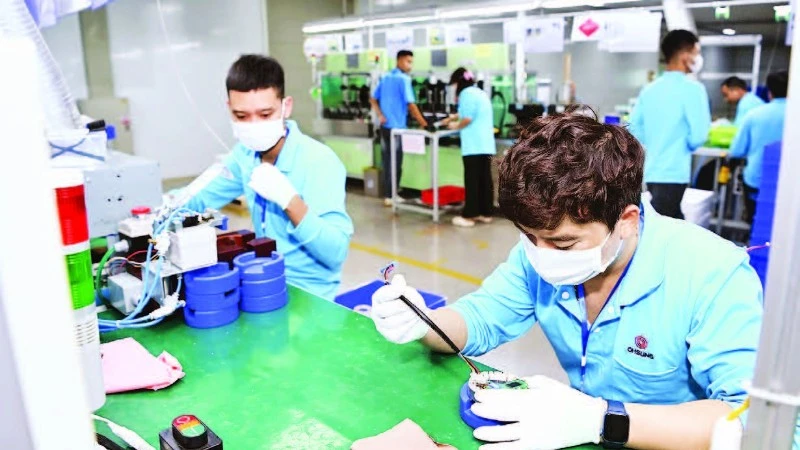 Sản xuất linh phụ kiện cho màn hình LCD LED & TV OLED và linh kiện, sản phẩm điện & điện tử tại Công ty TNHH Ohsung Vina, Khu công nghiệp Liên Hà Thái, tỉnh Hưng Yên. (Ảnh DUY LINH)