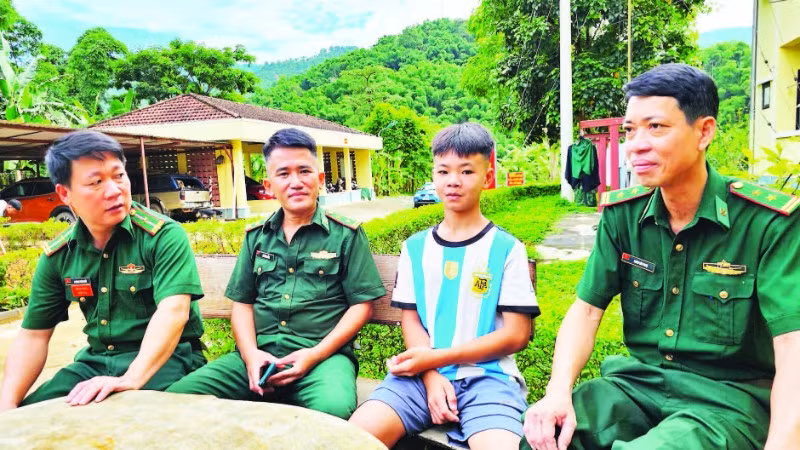 Bộ đội Biên phòng Đồn Hiền Kiệt đón thiếu niên thiếu nơi nương tựa lên đơn vị nuôi dưỡng, học tập.