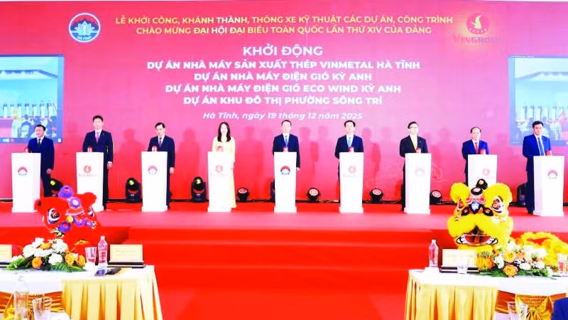 Đại diện lãnh đạo tỉnh Hà Tĩnh và Tập đoàn Vingroup thực hiện nghi thức khởi động các dự án tại Khu kinh tế Vũng Áng.