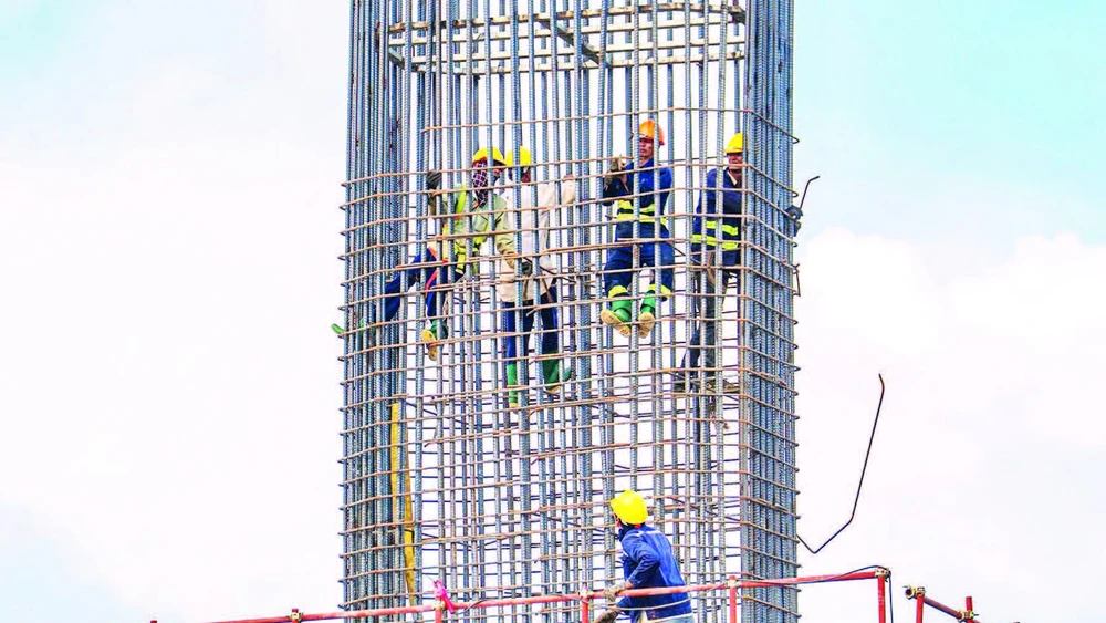 Các kỹ sư, công nhân đang khẩn trương thi công trụ dẫn của dự án cầu Đại Ngãi 1 bắc qua sông Hậu.