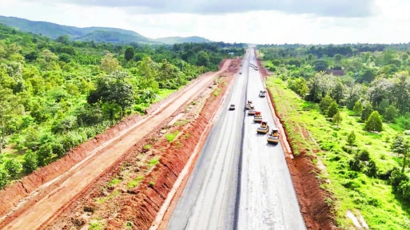 Đường bộ cao tốc Khánh Hòa-Buôn Ma Thuột khi hoàn thành, sẽ tạo trục kết nối quan trọng giữa tỉnh Đắk Lắk với các tỉnh duyên hải Nam Trung Bộ.