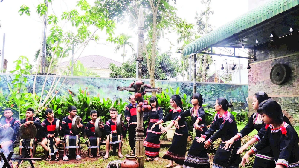 Một buổi biểu diễn văn nghệ kết hợp diễn tấu cồng chiêng của đội chiêng trẻ buôn Tơng Jú, phường Ea Kao.