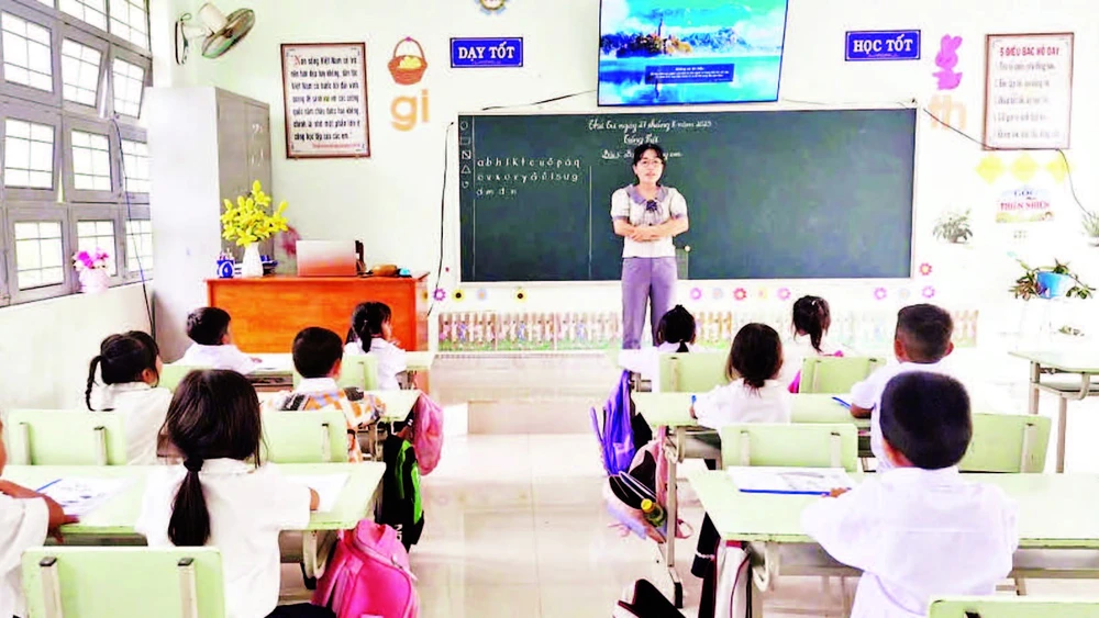 Học sinh lớp 1A, Trường tiểu học và trung học cơ sở Nguyễn Văn Trỗi, xã Ia Mơ, tỉnh Gia Lai trong giờ học môn Tiếng Việt.