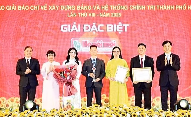Lãnh đạo Thành ủy Hà Nội và Ban Tổ chức Trung ương trao giải Đặc biệt Giải báo chí về xây dựng Đảng và hệ thống chính trị thành phố Hà Nội lần thứ VIII-năm 2025 cho nhóm tác giả báo Hà Nội Mới, nay là Cơ quan Báo và Phát thanh, truyền hình Hà Nội. (Ảnh VIẾT THÀNH)