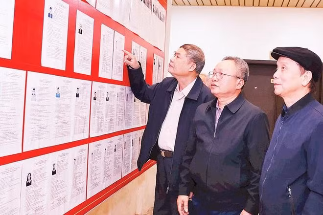 Cử tri Hà Nội xem danh sách người ứng cử đại biểu Quốc hội khóa XVI, đại biểu HĐND các cấp nhiệm kỳ 2026-2031 tại địa phương cư trú. (Ảnh TTXVN)