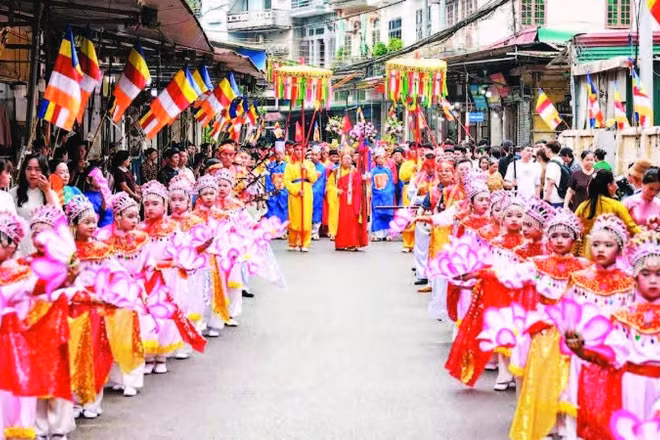 Lễ hội chùa Nành nổi tiếng với những lễ rước độc đáo.