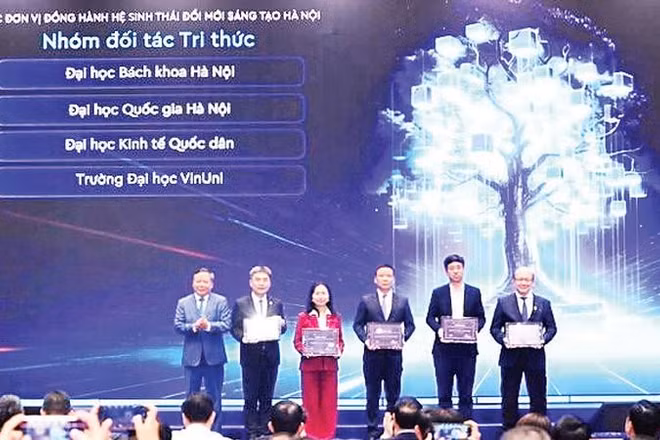 Lãnh đạo Thành ủy Hà Nội trao chứng nhận cho các đơn vị đồng hành hệ sinh thái đổi mới sáng tạo Hà Nội.