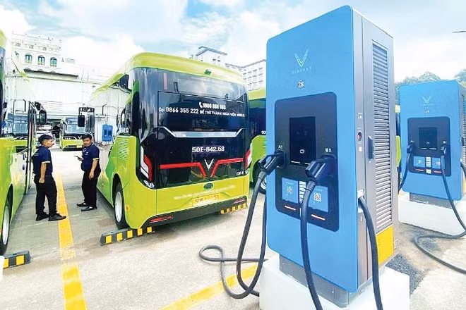 Nhiều đơn vị vận tải đầu tư hệ thống trạm sạc phục vụ xe buýt điện vận hành được liên tục.
