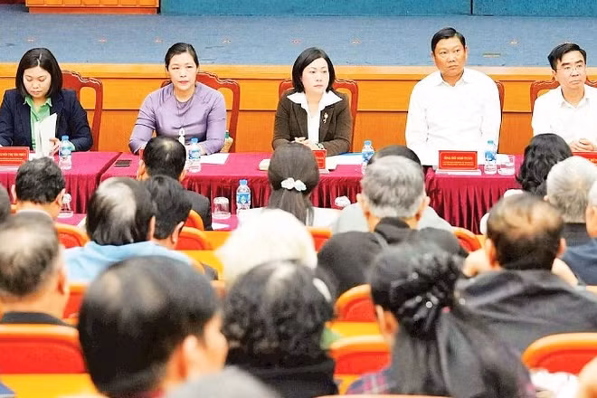 Quang cảnh buổi tiếp xúc cử tri, vận động tranh cử Hội đồng nhân dân thành phố Hà Nội nhiệm kỳ 2026-2031 tại đơn vị bầu cử số 7. (Ảnh HỒNG THÁI)
