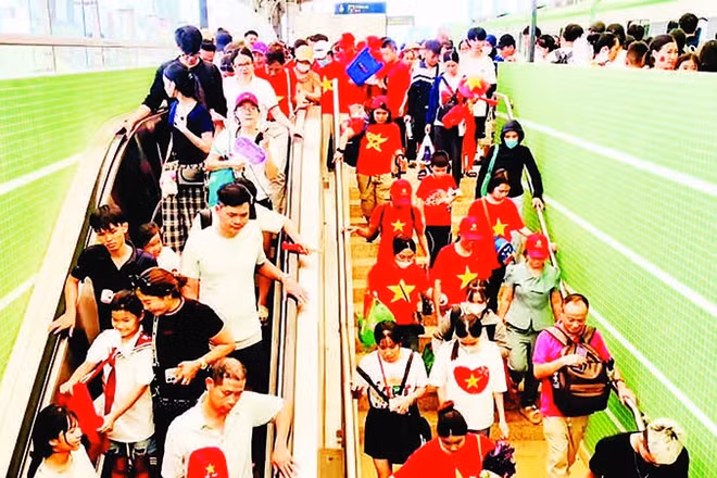 Tàu điện Cát Linh-Hà Đông phục vụ tốt nhu cầu đi lại, tham quan của người dân trong dịp kỷ niệm 80 năm Cách mạng Tháng Tám và Quốc khánh 2/9. (Ảnh HỒNG THÁI)