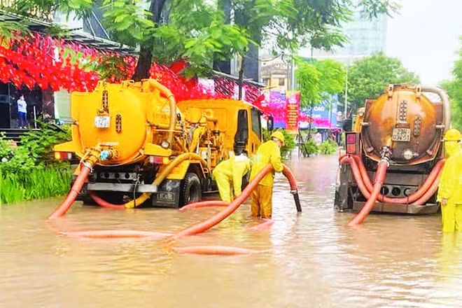 Công ty Thoát nước Hà Nội xử lý sự cố úng ngập.