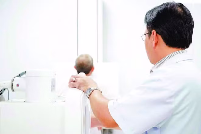 Người cao tuổi đến khám phổi tại Bệnh viện Chợ Rẫy.