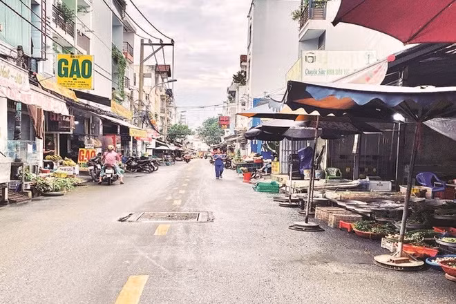Hoạt động kinh doanh thực phẩm tại chợ tự phát trên đường số 11, phường Bình Hưng Hòa.