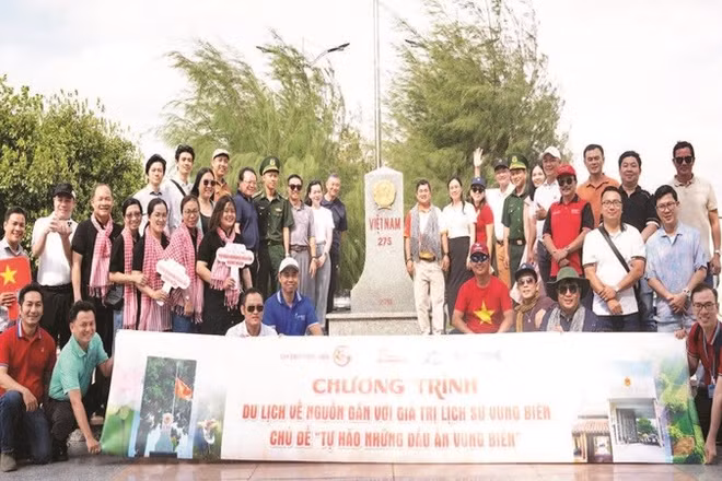 Du khách thăm cột mốc biên giới 275 tại Tịnh Biên, An Giang. (Ảnh Sở Du lịch)
