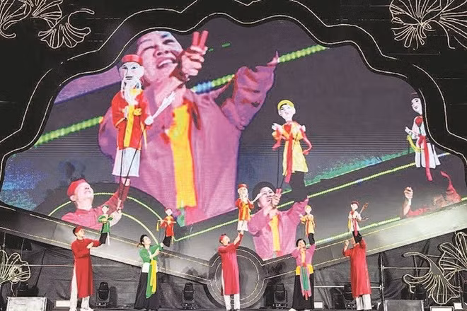 Nghệ nhân biểu diễn múa rối tại Festival Thăng Long - Hà Nội.