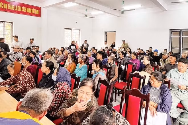 Người dân ký hồ sơ nhận tiền bồi thường, hỗ trợ thực hiện dự án đầu tư xây dựng tuyến đường kết nối sân bay Gia Bình về Hà Nội.