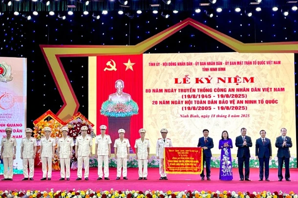 Lãnh đạo tỉnh Ninh Bình trao tặng Bức trướng “Trung thành, tận tụy, gương mẫu đi đầu, vì nước quên thân, vì dân phục vụ" cho Công an tỉnh.