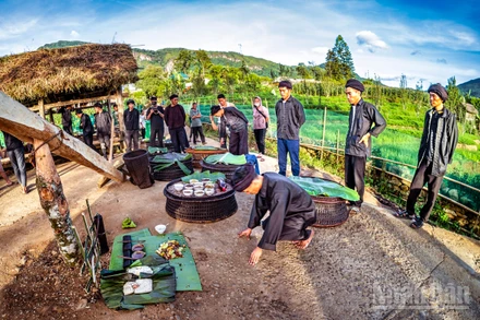 Thầy cúng thực hiện nghi lễ cầu mùa, cầu an – trung tâm của lễ hội Khô Già Già.