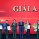 Tổng Bí thư Tô Lâm và Đại tướng Phan Văn Giang, Bộ trưởng Quốc phòng trao giải A tặng các tác giả, nhóm tác giả xuất sắc nhất cuộc thi. (Ảnh: DUY LINH)