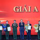 Tổng Bí thư Tô Lâm và Đại tướng Phan Văn Giang, Bộ trưởng Quốc phòng trao giải A tặng các tác giả, nhóm tác giả xuất sắc nhất cuộc thi. (Ảnh: DUY LINH)
