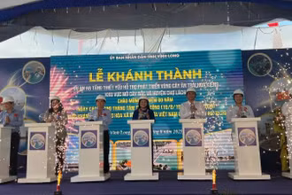 Đại biểu tham dự buổi lễ thực hiện nghi thức khánh thành dự án hạ tầng thiết yếu hỗ trợ phát triển vùng cây ăn trái, hoa kiểng. (Ảnh: HOÀNG TRUNG)