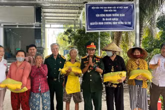 Chi hội Hỗ trợ, tri ân gia đình liệt sĩ tỉnh Bến Tre trao quà cho hộ gia đình chính sách trên địa bàn. (Ảnh: HOÀNG TRUNG)