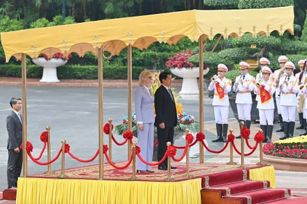 Chủ tịch nước Lương Cường chủ trì lễ đón cấp Nhà nước Toàn quyền Australia Sam Mostyn. (Ảnh: THỦY NGUYÊN)