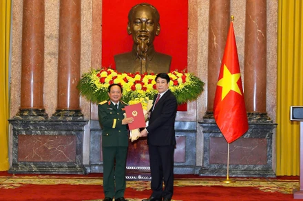 Chủ tịch nước trao quyết định thăng quân hàm cho Đại tướng Trịnh Văn Quyết.