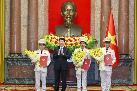 Chủ tịch nước Lương Cường trao quyết định thăng cấp bậc hàm Thượng tướng cho lãnh đạo Bộ Công an. (Ảnh: XUÂN KỲ-THỦY NGUYÊN)
