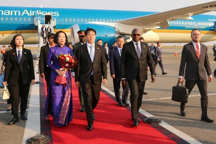 Chủ tịch nước Lương Cường đến Luanda, bắt đầu chuyến thăm cấp Nhà nước Cộng hòa Angola.