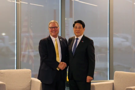 Chủ tịch nước tiếp Phó Thống đốc bang Washington Denny Heck. (Ảnh XUÂN KỲ)