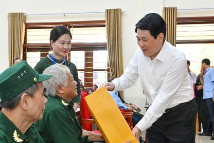 Chủ tịch nước Lương Cường thăm, tặng quà thương binh, bệnh binh.