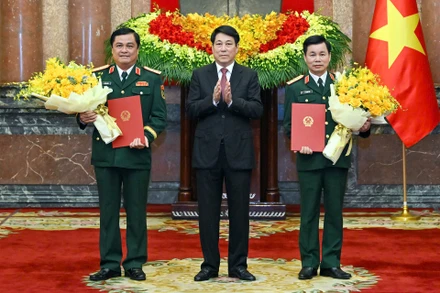 Chủ tịch nước Lương Cường trao quyết định thăng quân hàm Thượng tướng cho đồng chí Đỗ Xuân Tụng và Đỗ Văn Bảnh. (Ảnh: THỦY NGUYÊN)