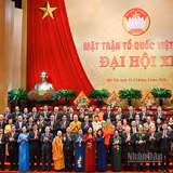 Các đồng chí lãnh đạo Đảng, Nhà nước và Đoàn Chủ tịch Ủy ban Trung ương Mặt trận Tổ quốc Việt Nam khóa XI tại phiên bế mạc Đại hội.