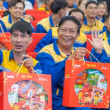 Hàng trăm phần quà ý nghĩa đón năm mới đã được trao tặng tới tận tay các công nhân.