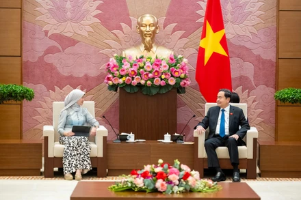 Chủ tịch Quốc hội Trần Thanh Mẫn tiếp Tổng Thư ký AIPA Siti Rozaimeriyanty Dato Haji Abdul Rahman. (Ảnh: DUY LINH)