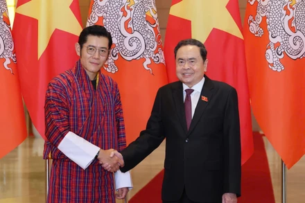 Chủ tịch Quốc hội Trần Thanh Mẫn và Quốc vương Bhutan Jigme Khesar Namgyel Wangchuck. (Ảnh Duy Linh)