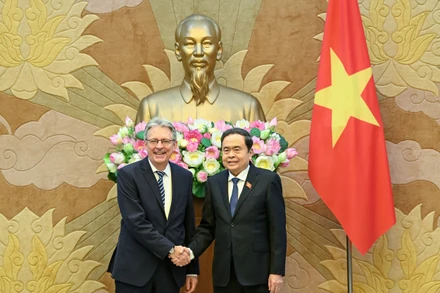 Chủ tịch Quốc hội Trần Thanh Mẫn và Phó Chủ tịch SPD Achim Post. (Ảnh: DUY LINH)