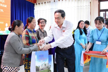 Chủ tịch Quốc hội trao quà tặng các gia đình chính sách, người có công và trẻ em có hoàn cảnh khó khăn bà con đồng bào dân tộc thiểu số tại địa phương.