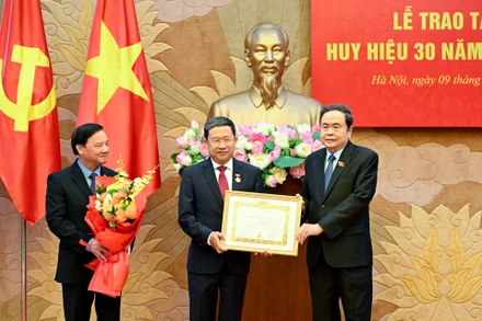 Bí thư Đảng ủy Quốc hội, Chủ tịch Quốc hội Trần Thanh Mẫn trao Huy hiệu 30 năm tuổi đảng cho đồng chí Vũ Hải Hà. (Ảnh DUY LINH)