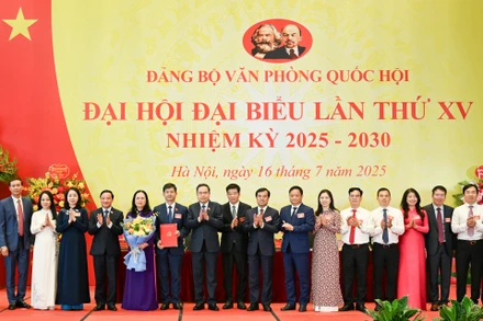 Bí thư Đảng ủy Quốc hội, Chủ tịch Quốc hội Trần Thanh Mẫn trao quyết định, chúc mừng Ban Chấp hành Đảng bộ Văn phòng Quốc hội, nhiệm kỳ 2025-2030. (Ảnh: DUY LINH)