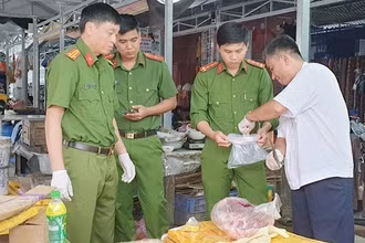 Cơ quan chức năng lấy mẫu thịt lợn để xét nghiệm.