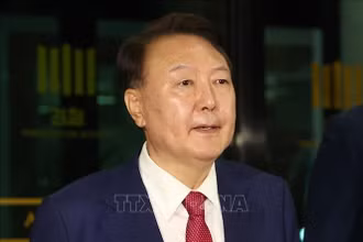 Cựu Tổng thống Hàn Quốc Yoon Suk Yeol rời Văn phòng công tố cấp cao Seoul ngày 6/7/2025. (Ảnh: Yonhap/TTXVN)