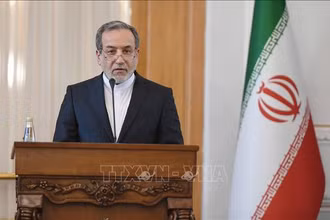 Ngoại trưởng Iran Abbas Araghchi phát biểu tại cuộc họp báo ở Tehran. (Ảnh: THX/TTXVN)