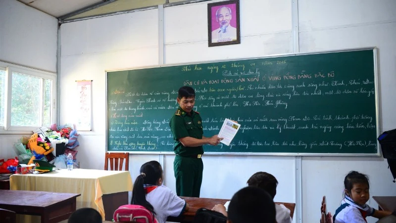 Người lính-người thầy giảng bài cho các em học sinh trên đảo Hòn Chuối.