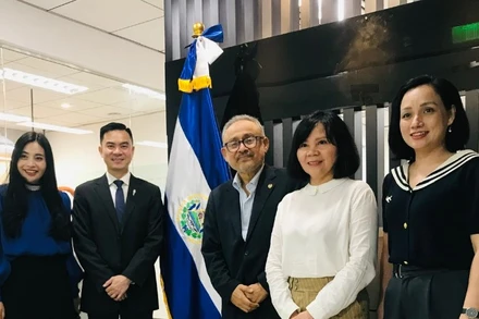 Đại sứ đặc mệnh toàn quyền El Salvador tại Việt Nam Ruben Omar Orozco Burgos chụp ảnh lưu niệm cùng các đại biểu. (Ảnh: KHẮC KIÊN)